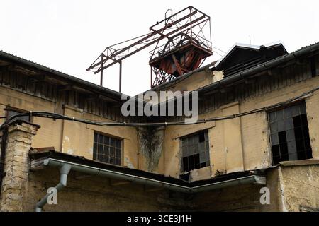Il Mayrau Mining Museum si erge sopra gli edifici storici dell'ex miniera di carbone di Mayrau a Vinařice vicino a Kladno, Boemia centrale, Repubblica Ceca. Foto Stock