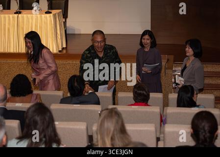 Una visione dell'atmosfera prima di ascoltare Briefing for Diplomatic Corps and International Organizations Working in the Framework of the Ottawa Convention on Incidents regarding the Use of Anti-Personnel Mines by Cambodia at Conference room Ministry of Foreign Affairs on August 15, 2025. A Bangkok, Thailandia. (Foto di Teera Noisakran/Sipa USA) credito: SIPA USA/Alamy Live News Foto Stock