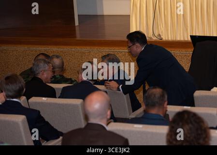 Una visione dell'atmosfera prima di ascoltare Briefing for Diplomatic Corps and International Organizations Working in the Framework of the Ottawa Convention on Incidents regarding the Use of Anti-Personnel Mines by Cambodia at Conference room Ministry of Foreign Affairs on August 15, 2025. A Bangkok, Thailandia. (Foto di Teera Noisakran/Sipa USA) credito: SIPA USA/Alamy Live News Foto Stock
