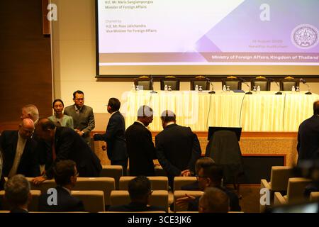 Una visione dell'atmosfera prima di ascoltare Briefing for Diplomatic Corps and International Organizations Working in the Framework of the Ottawa Convention on Incidents regarding the Use of Anti-Personnel Mines by Cambodia at Conference room Ministry of Foreign Affairs on August 15, 2025. A Bangkok, Thailandia. (Foto di Teera Noisakran/Sipa USA) credito: SIPA USA/Alamy Live News Foto Stock