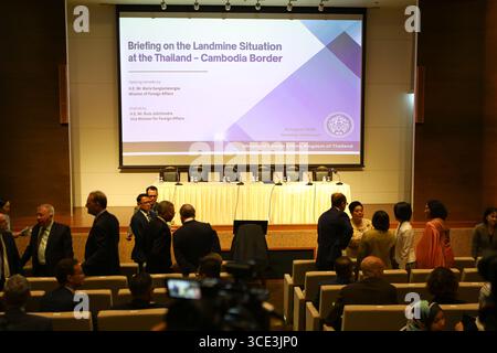 Una visione dell'atmosfera prima di ascoltare Briefing for Diplomatic Corps and International Organizations Working in the Framework of the Ottawa Convention on Incidents regarding the Use of Anti-Personnel Mines by Cambodia at Conference room Ministry of Foreign Affairs on August 15, 2025. A Bangkok, Thailandia. (Foto di Teera Noisakran/Sipa USA) credito: SIPA USA/Alamy Live News Foto Stock