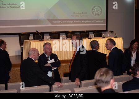 Una visione dell'atmosfera prima di ascoltare Briefing for Diplomatic Corps and International Organizations Working in the Framework of the Ottawa Convention on Incidents regarding the Use of Anti-Personnel Mines by Cambodia at Conference room Ministry of Foreign Affairs on August 15, 2025. A Bangkok, Thailandia. (Foto di Teera Noisakran/Sipa USA) credito: SIPA USA/Alamy Live News Foto Stock