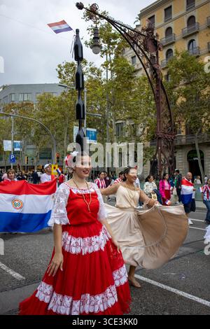12 ottobre 2024, Barcellona (Spagna). I membri di un gruppo folcloristico che indossa costumi tradizionali multicolori si posano alla giornata ispanica di Barcellona. Foto Stock