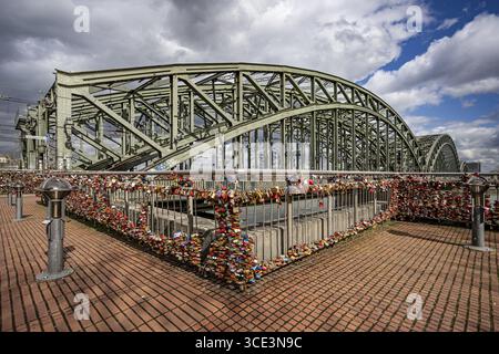 Il ponte Hohenzollern di Colonia con numerose chiuse d'amore sulle ringhiere, Colonia, Renania settentrionale-Vestfalia, Germania Foto Stock