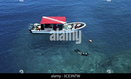 Le immersioni subacquee nuotano accanto alla nave per immersioni ancorata alla barriera corallina, Oceano Pacifico, Yap Island, Yap State, Isole Caroline, FSM, Stati Federati di Foto Stock