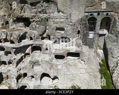 Primo piano di grotte nella roccia con dettagli riconoscibili come ingressi e scalini in pietra, vista aerea, città grotta, monastero grotta, Vardzia, Vardzia, S. Foto Stock