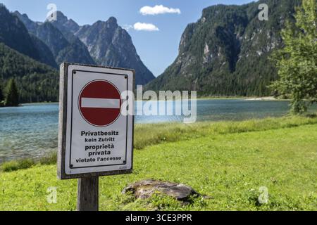 Accesso privato al lago con vista panoramica sulle Alpi Foto Stock