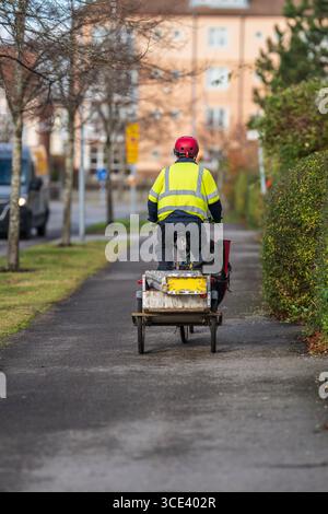 Lavoratore che trasporta i suoi attrezzi in bicicletta Foto Stock