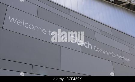 LONDRA, Regno Unito - 5 AGOSTO 2025 - cartello di benvenuto al Gtech Community Stadium, sede del Brentford Football Club, situato a Brentford, Londra, Regno Unito Foto Stock