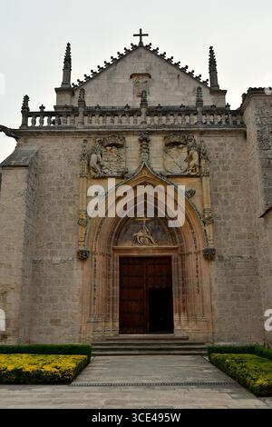 La facciata e il portale d'ingresso della chiesa certosina di Santa Maria de Miraflores vicino a Burgos Foto Stock