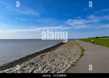 Knock, Germania - 12 agosto 2025: The Knock nella Frisia orientale in un giorno estivo di sole. Persone che fanno il bagno e prendono il sole o che vanno a fare una passeggiata. Foto Stock