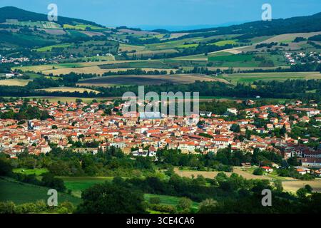 Vista sul villaggio Vic le Comte, Puy de Dome, Auvergne Rodano Alpi, Francia Foto Stock