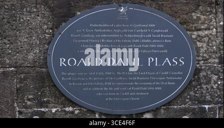 CARDIFF, UK - 8 AGOSTO 2025 - targa ovale commemorativa di Roald Dahl, inaugurata a Cardiff per celebrare la sua vita e le sue opere Foto Stock