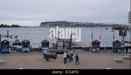 CARDIFF, Regno Unito - 8 AGOSTO 2025 - i turisti ammirano la panoramica baia di Cardiff con Penarth Head in lontananza, godendosi una rilassante giornata sull'acqua Foto Stock