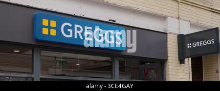CARDIFF, Regno Unito - 8 AGOSTO 2025 - Logo Greggs esposto sul fronte di un negozio nel centro di Cardiff Foto Stock