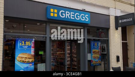 CARDIFF, Regno Unito - 8 AGOSTO 2025 - Greggs plc, una famosa catena di panetterie britannica, propone offerte e promozioni sui pasti presso il suo negozio di Cardiff Foto Stock