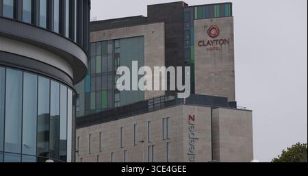 CARDIFF, Regno Unito - 8 AGOSTO 2025 - architettura moderna del Clayton Hotel e Sleeperz Hotel, alto a Cardiff, Galles, con design contemporaneo Foto Stock