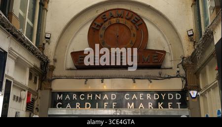 CARDIFF, Regno Unito - 8 AGOSTO 2025 - ingresso al mercato di Cardiff che mostra l'orologio H. Samuel e l'ora dell'Everite a Cardiff, Galles Foto Stock