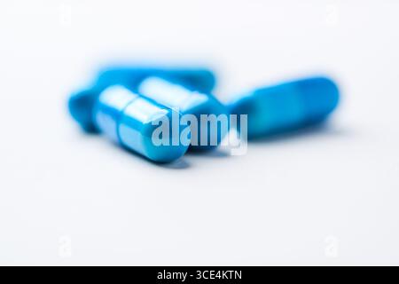 Capsule di aminoacidi su sfondo luminoso. Messa a fuoco morbida. Primo piano. Copia spazio. Foto Stock