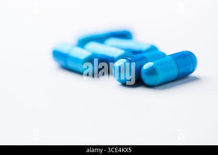 Capsule di aminoacidi su sfondo luminoso. Messa a fuoco morbida. Primo piano. Copia spazio. Foto Stock