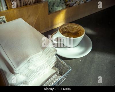 Tazza di caffè vuota in una caffetteria a Chelsea, New York, domenica 10 agosto 2025. (© Richard B. Levine) Foto Stock