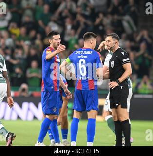 Easter Road Stadium, Edimburgo. Scozia Regno Unito. 14 agosto 25.UEFA Conference League. Hibernian vs FK Partizan. Capitano Vanja Dragojevic (6) FK Partizan. Discute con l'arbitro Radoslav Gidzhenov su Nikola Simic 2° cartellino giallo. Credito: eric mccowat/Alamy Live News Foto Stock