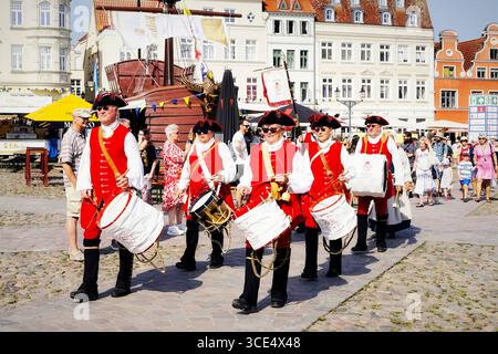 Schwedenfest, Festumzug in Wismar, 15.08.2025 Warm Up auf dem Markt, SCHWEDENFEST , Zwischen Marktplatz und Altem Hafen in der historischen Altstadt von Wismar, Schwedenfest vom 14. - 17.08.2025, Wismar, 15.08.2025 Wismar Altstadt MV Deutschland/germania *** Schwedenfest, sfilata a Wismar, 15 08 2025 riscaldamento sul mercato, SCHWEDENFEST , tra piazza del mercato e vecchio porto nel centro storico di Wismar, Schwedenfest dal 14 17 08 2025, Wismar, 15 08 2025 Wismar Altstadt MV germania Copyright: XChristianxBehringx Foto Stock