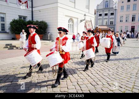 Schwedenfest, Festumzug in Wismar, 15.08.2025 Warm Up auf dem Markt, SCHWEDENFEST , Zwischen Marktplatz und Altem Hafen in der historischen Altstadt von Wismar, Schwedenfest vom 14. - 17.08.2025, Wismar, 15.08.2025 Wismar Altstadt MV Deutschland/germania *** Schwedenfest, sfilata a Wismar, 15 08 2025 riscaldamento sul mercato, SCHWEDENFEST , tra piazza del mercato e vecchio porto nel centro storico di Wismar, Schwedenfest dal 14 17 08 2025, Wismar, 15 08 2025 Wismar Altstadt MV germania Copyright: XChristianxBehringx Foto Stock