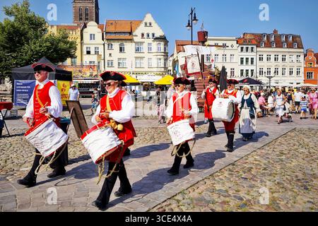 Schwedenfest, Festumzug in Wismar, 15.08.2025 Warm Up auf dem Markt, SCHWEDENFEST , Zwischen Marktplatz und Altem Hafen in der historischen Altstadt von Wismar, Schwedenfest vom 14. - 17.08.2025, Wismar, 15.08.2025 Wismar Altstadt MV Deutschland/germania *** Schwedenfest, sfilata a Wismar, 15 08 2025 riscaldamento sul mercato, SCHWEDENFEST , tra piazza del mercato e vecchio porto nel centro storico di Wismar, Schwedenfest dal 14 17 08 2025, Wismar, 15 08 2025 Wismar Altstadt MV germania Copyright: XChristianxBehringx Foto Stock
