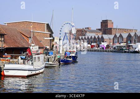 Schwedenfest, Festumzug in Wismar, 15.08.2025 Alter Hafen, SCHWEDENFEST , Zwischen Marktplatz und Altem Hafen in der historischen Altstadt von Wismar, Schwedenfest vom 14. - 17.08.2025, Wismar, 15.08.2025 Wismar Altstadt MV Deutschland/germania *** Schwedenfest, Parade in Wismar, 15 08 2025 Old Harbor, SCHWEDENFEST , Between Market Square and Old Harbor nel centro storico di Wismar, Schwedenfest dal 14 17 08 2025, Wismar, 15 08 2025 Wismar Old Town MV Germany Copyright: XChristianxBehringx Foto Stock
