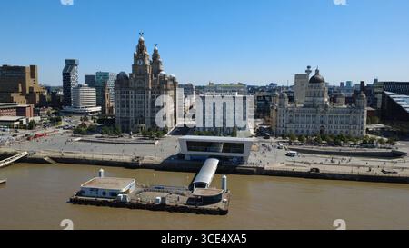 Vista aerea del lungomare Pier Head di Liverpool con le iconiche tre gare Foto Stock