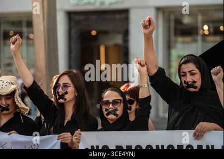 Madrid, Spagna. 15 agosto 2025. Le donne con nastro in bocca protestano in silenzio contro la perdita dei diritti fondamentali per donne e ragazze in Afghanistan. Il 15 agosto segna quattro anni da quando i talibani sono tornati al potere in Afghanistan. Crediti: Marcos del Mazo/Alamy Live News Foto Stock