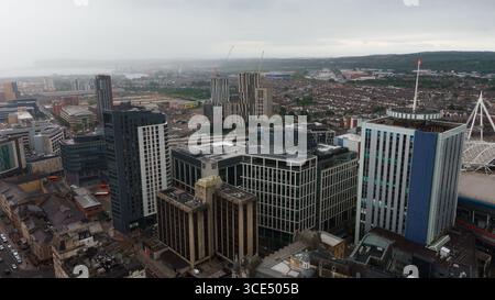 CARDIFF, Regno Unito - 8 AGOSTO 2025 - Vista aerea di Cardiff, Galles, che mostra un mix di architettura moderna e tradizionale sotto un cielo nuvoloso Foto Stock