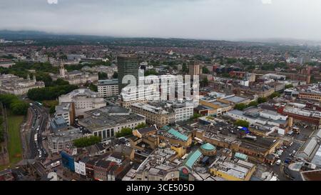 CARDIFF, Regno Unito - 8 AGOSTO 2025 - Vista aerea del centro di Cardiff che si espande verso i sobborghi con il cielo nuvoloso Foto Stock