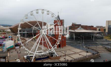 CARDIFF, Regno Unito - 8 AGOSTO 2025 - Vista panoramica della Baia di Cardiff con ruota panoramica, Pierhead Building e Wales Millennium Centre Foto Stock