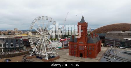 CARDIFF, UK - 8 AGOSTO 2025 - Vista panoramica della Baia di Cardiff con ruota panoramica, Pierhead Building e Wales Millennium Centre Foto Stock