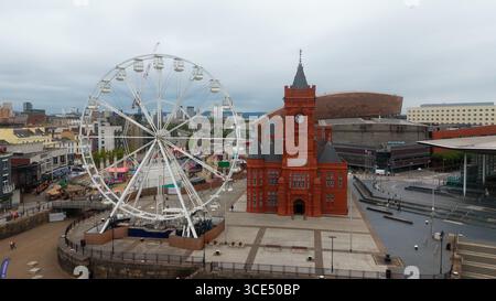 CARDIFF, UK - 8 AGOSTO 2025 - Vista panoramica della Baia di Cardiff con ruota panoramica, Pierhead Building e Wales Millennium Centre Foto Stock