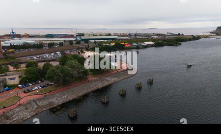 CARDIFF, Regno Unito - 8 AGOSTO 2025 - Vista panoramica della baia di Cardiff che offre un mix di sviluppo urbano, attività industriale e patrimonio marittimo Foto Stock