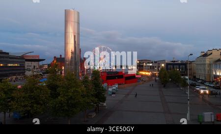 CARDIFF, UK - 8 AGOSTO 2025 - Vista panoramica del Roald Dahl Bar e del bacino ovale nella baia di Cardiff, con il Wales Millennium Centre, la BBC Hoddinott Foto Stock