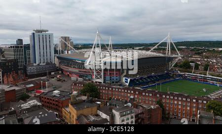CARDIFF, Regno Unito - 8 AGOSTO 2025 - Vista aerea dell'iconico Principality Stadium di Cardiff, Galles, che mostra la sua impressionante architettura in mezzo all'urb Foto Stock