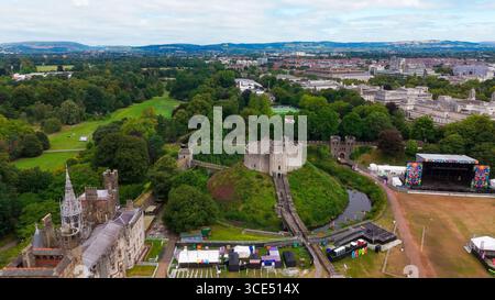 CARDIFF, Regno Unito - 8 AGOSTO 2025 - Vista aerea del Castello di Cardiff e del Bute Park in estate, con la bandiera gallese che sventolava orgogliosamente sulla fortezza normanna Foto Stock