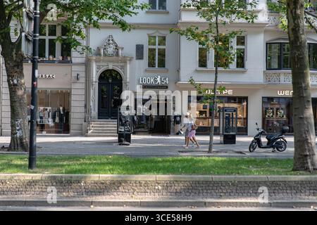 Berlino, Berlino, Germania. 15 agosto 2025. Gli amanti dello shopping e i pedoni camminano lungo KurfÃ¼rstendamm, il viale dello shopping più famoso di Berlino, nel quartiere Charlottenburg, venerdì 15 agosto 2025. L'elegante avenue è sede di marchi di lusso internazionali, grandi magazzini e negozi di punta, e attira sia la gente del posto che i turisti prima del fine settimana. (Credit Image: © Michael Kuenne/PRESSCOV via ZUMA Press Wire) SOLO PER USO EDITORIALE! Non per USO commerciale! Foto Stock