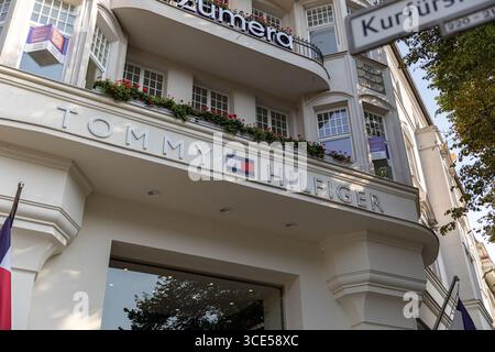 Berlino, Berlino, Germania. 15 agosto 2025. Gli amanti dello shopping e i pedoni camminano lungo KurfÃ¼rstendamm, il viale dello shopping più famoso di Berlino, nel quartiere Charlottenburg, venerdì 15 agosto 2025. L'elegante avenue è sede di marchi di lusso internazionali, grandi magazzini e negozi di punta, e attira sia la gente del posto che i turisti prima del fine settimana. (Credit Image: © Michael Kuenne/PRESSCOV via ZUMA Press Wire) SOLO PER USO EDITORIALE! Non per USO commerciale! Foto Stock