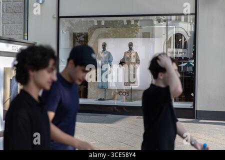 Berlino, Berlino, Germania. 15 agosto 2025. Gli amanti dello shopping e i pedoni camminano lungo KurfÃ¼rstendamm, il viale dello shopping più famoso di Berlino, nel quartiere Charlottenburg, venerdì 15 agosto 2025. L'elegante avenue è sede di marchi di lusso internazionali, grandi magazzini e negozi di punta, e attira sia la gente del posto che i turisti prima del fine settimana. (Credit Image: © Michael Kuenne/PRESSCOV via ZUMA Press Wire) SOLO PER USO EDITORIALE! Non per USO commerciale! Foto Stock