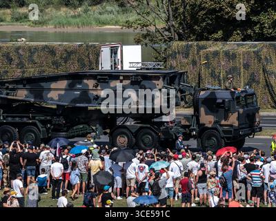 Varsavia, Polonia. 15 agosto 2025. I soldati polacchi guidano il Ponte meccanizzato pesante ripiegato e aperto durante la Parata della giornata dell'esercito polacco sulla Wislostrada a Varsavia, in Polonia, venerdì 15 agosto 2025. La Polonia, un paese del fianco orientale della NATO, mira ad aumentare le spese militari al 5% del PIL. (Foto di Dominika Zarzycka/Sipa USA) credito: SIPA USA/Alamy Live News Foto Stock