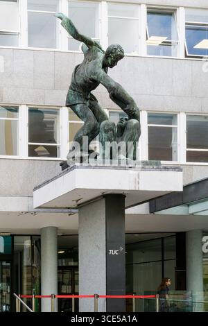 The Spirit of Brotherhood Bronze di Bernard Meadows fuori dalla Congress House, la sede del TUC a Londra. Foto Stock