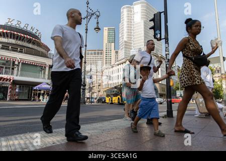 Berlino, Berlino, Germania. 15 agosto 2025. Gli amanti dello shopping e i pedoni camminano lungo KurfÃ¼rstendamm, il viale dello shopping più famoso di Berlino, nel quartiere Charlottenburg, venerdì 15 agosto 2025. L'elegante avenue è sede di marchi di lusso internazionali, grandi magazzini e negozi di punta, e attira sia la gente del posto che i turisti prima del fine settimana. (Credit Image: © Michael Kuenne/PRESSCOV via ZUMA Press Wire) SOLO PER USO EDITORIALE! Non per USO commerciale! Foto Stock