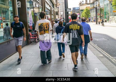 Adolescenti che indossano magliette per band con album degli anni '1990 Parklife by Blur e in utero dei Nirvana. Foto Stock