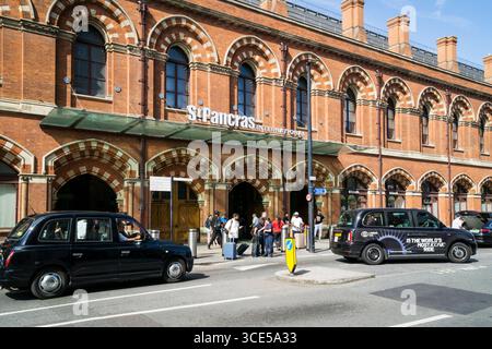 Taxi neri fuori dalla stazione ferroviaria internazionale di St Pancras, Londra. Foto Stock
