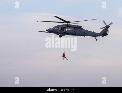 Oxnard, California, Stati Uniti. 4 agosto 2025. Un pararescueman della U.S. Air Force assegnato al 48th Rescue Squadron discende da un elicottero HH-60W Jolly Green II assegnato al 55th Rescue Squadron durante il SALVATAGGIO DELLA BANDIERA ROSSA 25-3 a Oxnard, California, agosto. 4, 2025. Il pararescueman scese a un pilota abbattuto simulato, lo mise in sicurezza in un'imbracatura, e salì con lui all'HH-60 per l'esfiltrazione. (Credit Image: © US Air Force/ZUMA Press Wire) SOLO PER USO EDITORIALE! Non per USO commerciale! Foto Stock